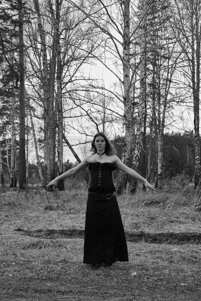 在森林里穿着黑色连衣裙的女孩 这个女孩是穿着黑色紧身衣的女巫 — 图库照片