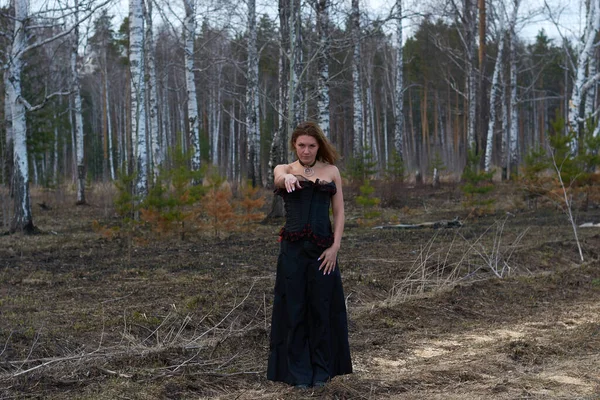 Uma Menina Vestido Preto Forest Menina Uma Bruxa Uma Floresta — Fotografia de Stock