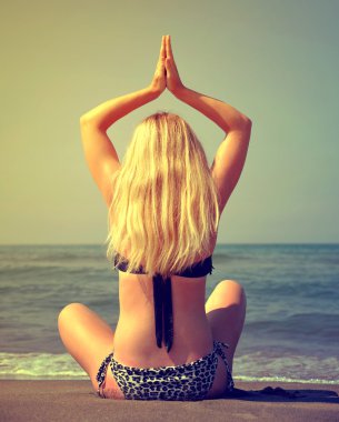 Yoga Çalışan Genç Kadın