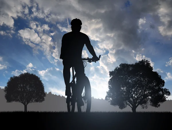 Ciclista montando uma bicicleta de montanha — Fotografia de Stock