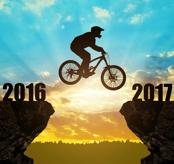Σιλουέτα ποδηλάτης πηδώντας στο το νέο έτος 2017 — Φωτογραφία Αρχείου