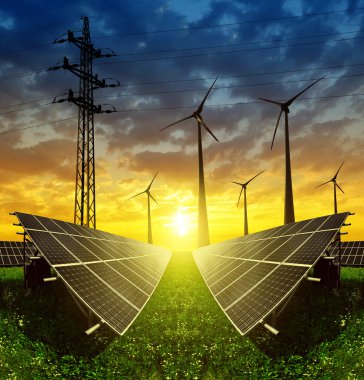 Rüzgar türbinleri ve elektrik pilon gün batımında güneş panelleri.