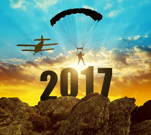 Silhouette skydiver parachutist landing in to the New Year 2017 — Stock Photo, Image