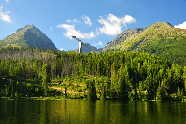 Góry Jezioro Szczyrbskie Jezioro w Parku Narodowym Wysokie Tatry — Zdjęcie stockowe