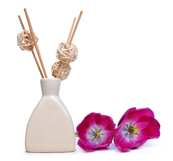 Освіжувач повітря з дерев'яними ароматними паличками та квітами тюльпанів — стокове фото