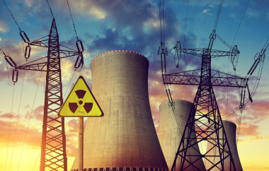 Yüksek gerilim kuleleri ile nükleer enerji santrali