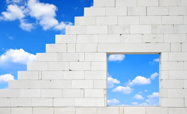 Het bouwen van een stenen muur. — Stockfoto