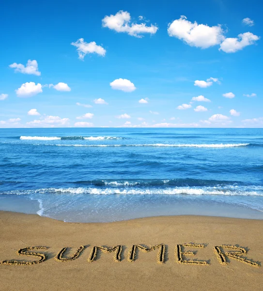 Blauwe zee en hemel in de voorgrond zandstrand strand. — Stockfoto