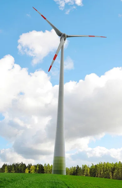 Turbina eolica sul prato — Foto Stock