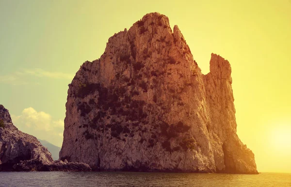 Klippen von Faraglioni auf der Insel Capri — Stockfoto