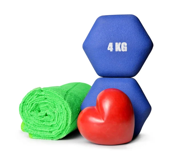 Blaue Fitnesshanteln mit Herz und Handtuch — Stockfoto