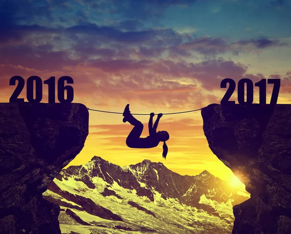 Hiker klättrar in i nya året 2017 — Stockfoto