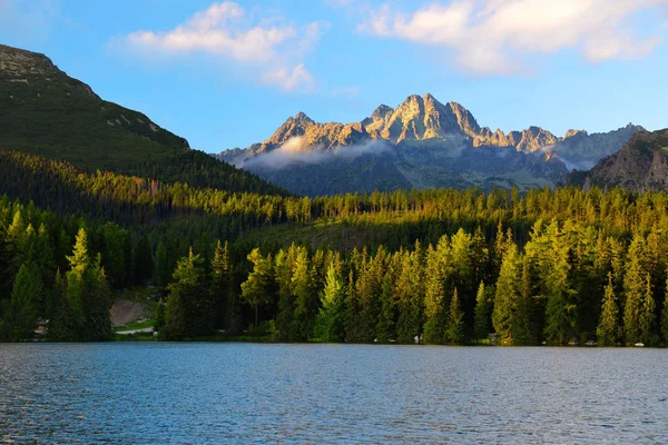Lago de montaña Strbske pleso en Parque Nacional High Tatras al atardecer — Foto de Stock
