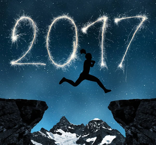 Menina salta para o Ano Novo 2017 — Fotografia de Stock