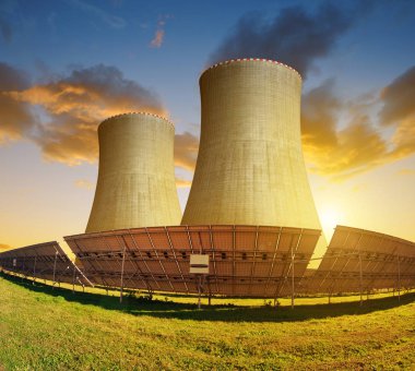 Güneş enerjisi panelleri ve nükleer enerji santrali 