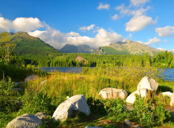 Hegyi tó Strbske pleso-ban Nemzeti Park a Magas-Tátra — Stock Fotó