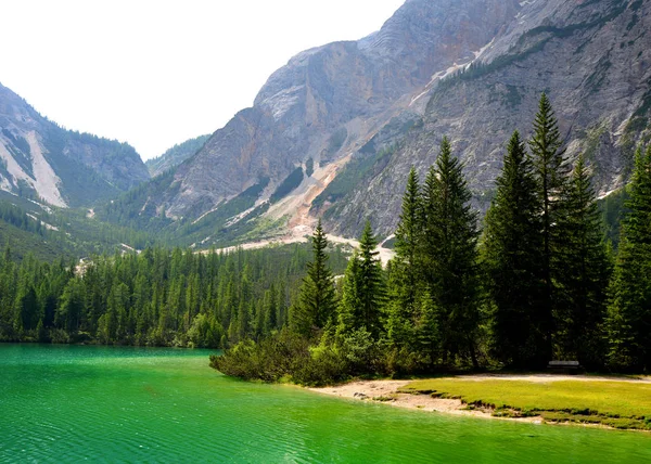 Lago di Braies ( Pragser Wildsee ) in Dolomites mountains — Stock Photo, Image