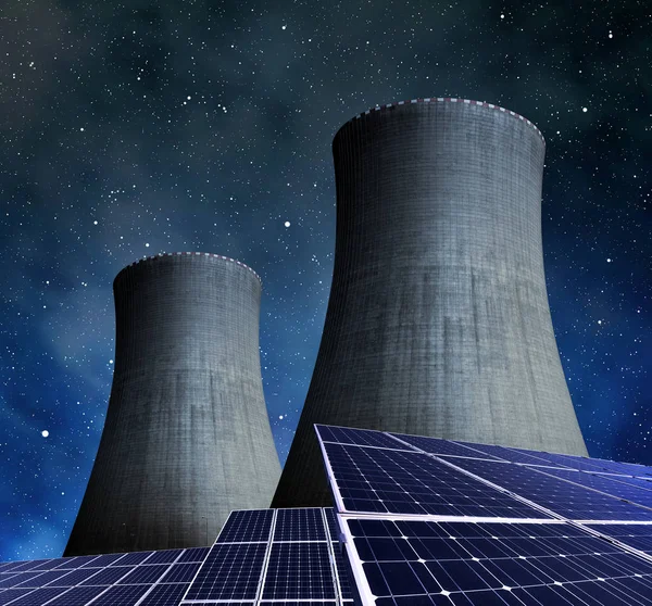 Панелі сонячної енергії та атомна електростанція — стокове фото