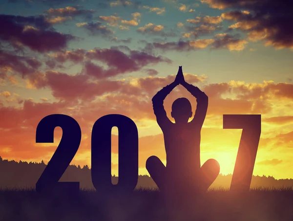 Silhouette di una ragazza che pratica yoga nel nuovo anno — Foto Stock