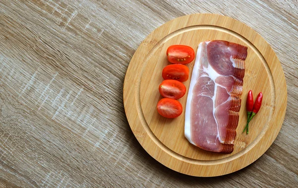 Plakjes prosciutto-ham met tomaten en chilipepers — Stockfoto