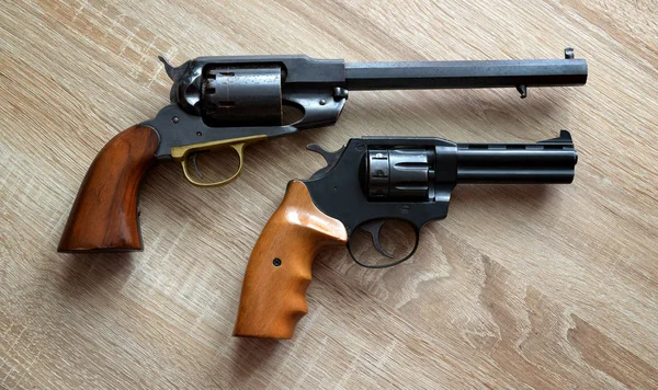 Dos pistolas en la mesa —  Fotos de Stock