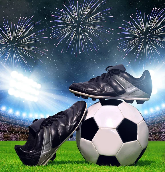 Fotboll och skor i gräs — Stockfoto