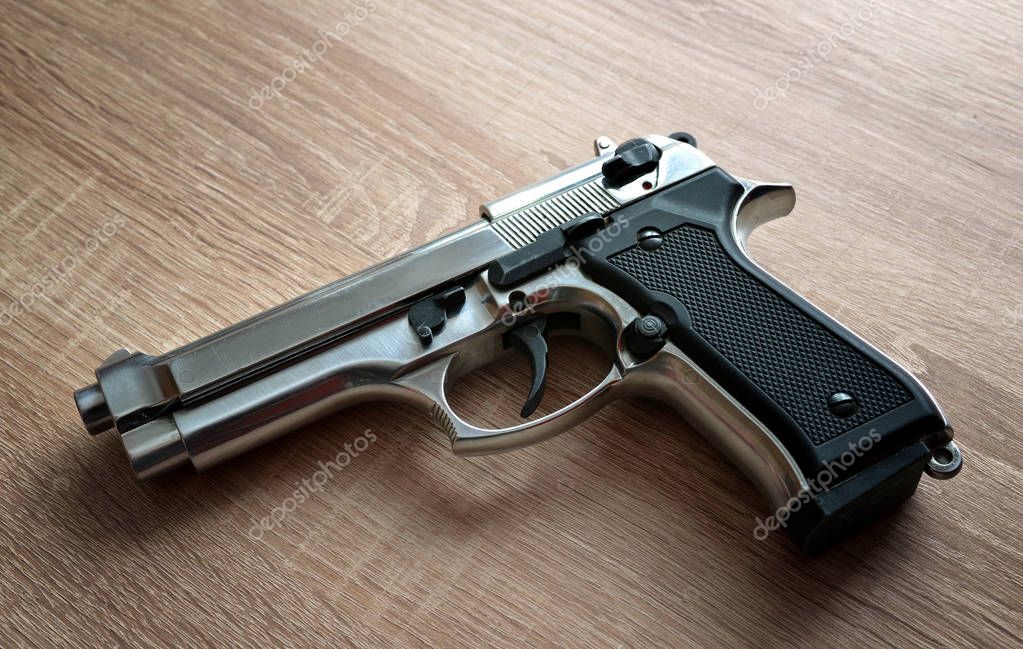 Imágenes pistolas descargar pistola en la mesa — Foto