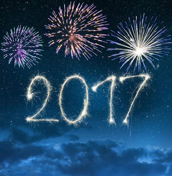 Celebrando el Año Nuevo 2017 . —  Fotos de Stock