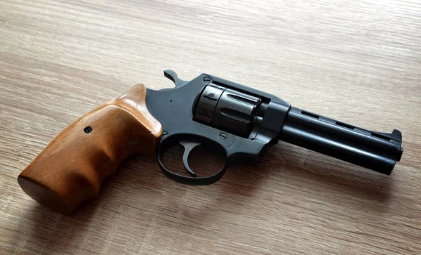 Pistola de revólver negro —  Fotos de Stock