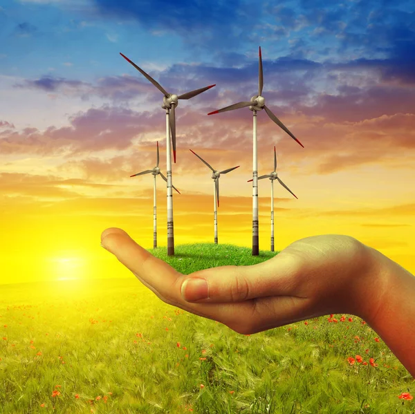 Windturbines in de hand bij zonsondergang. — Stockfoto