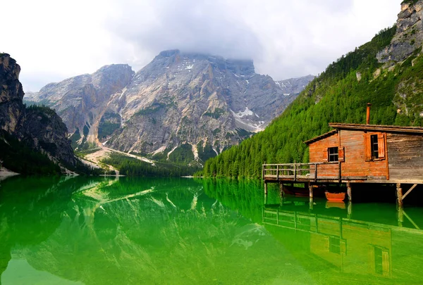 Lago di Braies ( Pragser Wildsee ) in Dolomites — стокове фото