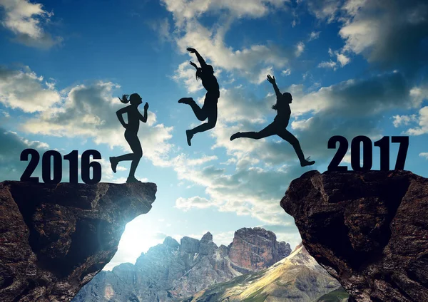 Meninas saltam para o Ano Novo 2017 — Fotografia de Stock
