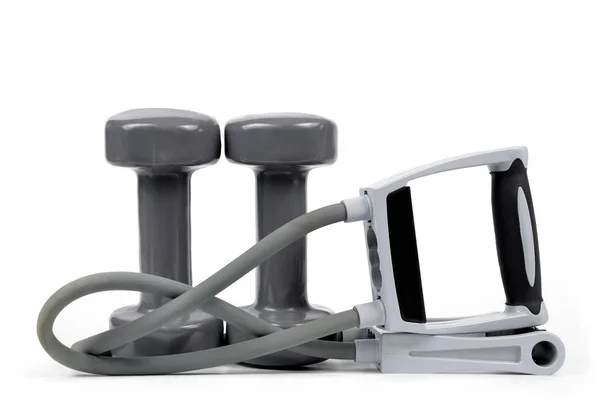 Kurzhanteln und elastisches Gymnastikband für Fitnesstraining — Stockfoto