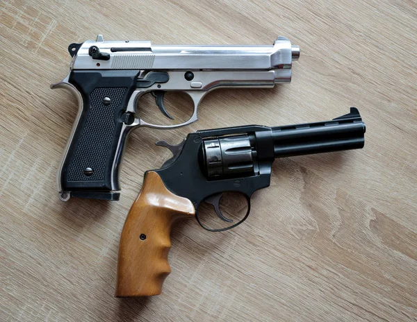 Dos pistolas a bordo . — Foto de Stock