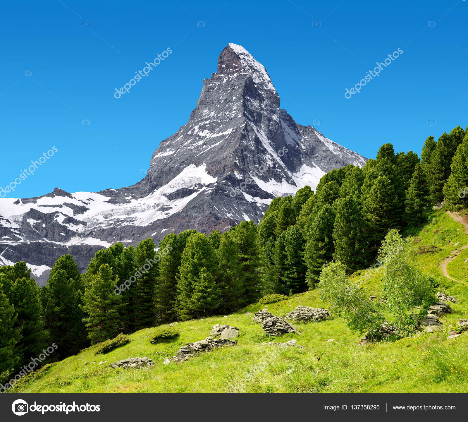 Beau paysage de montagne avec vue sur le sommet du Cervin