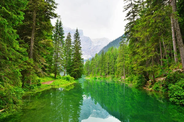 Lago di Braies (Pragser Wildsee) en las montañas Dolomitas — Foto de Stock