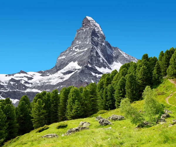 Bela paisagem montanhosa com vista para o pico de Matterhorn — Fotografia de Stock