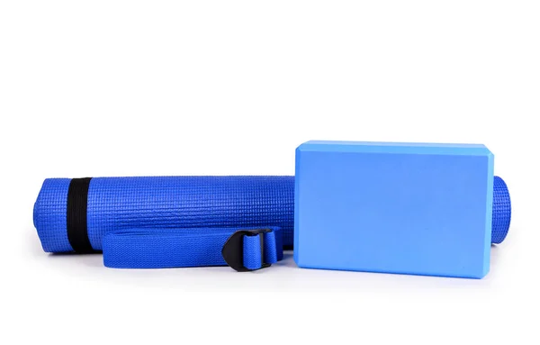 Blocs de yoga ceintures et accessoires tapis isolés — Photo