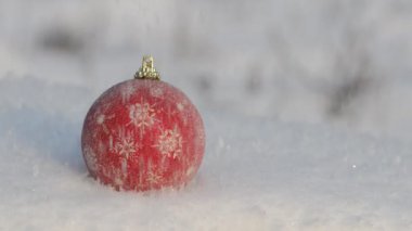 Karda noel süslemesi.