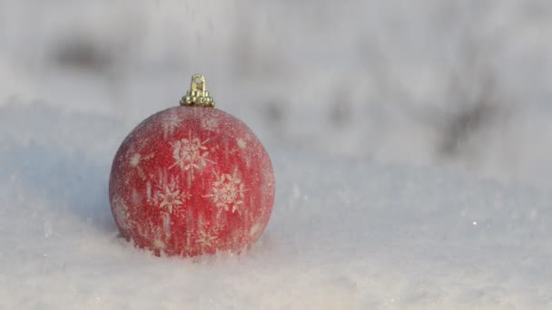 Kerstversiering in de sneeuw. — Stockvideo