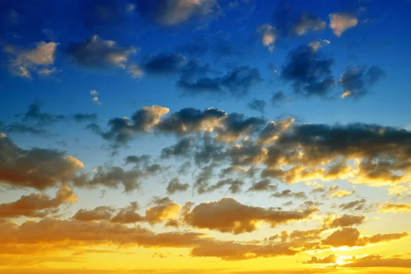 Langit penuh warna dengan awan saat matahari terbenam. — Stok Foto