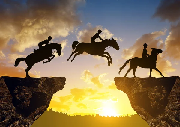 Silueta de un jinete en un caballo saltando a través de la brecha entre la roca — Foto de Stock