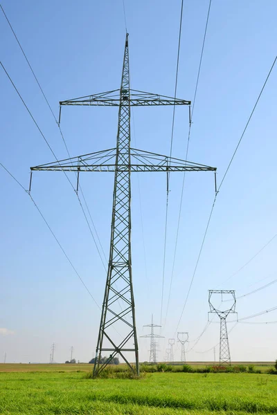 Postes de eletricidade de alta tensão — Fotografia de Stock