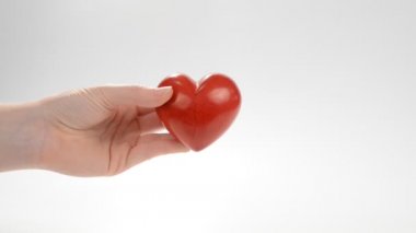 kırmızı kalp ellerinde