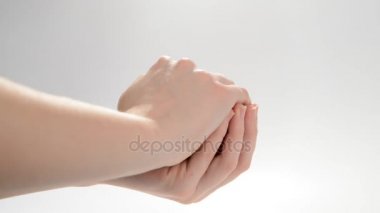kırmızı kalp ellerinde