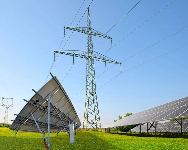 Solar panels with electricity pylons. — Stock Photo, Image