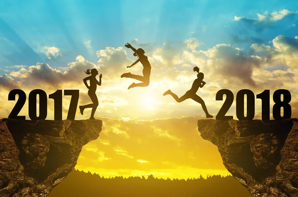 Flickor hoppa till de nya året 2018 — Stockfoto