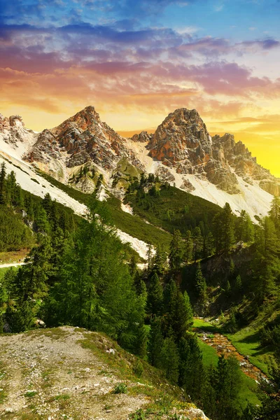 Paysage de montagne dans le parc naturel des Fanes au coucher du soleil — Photo