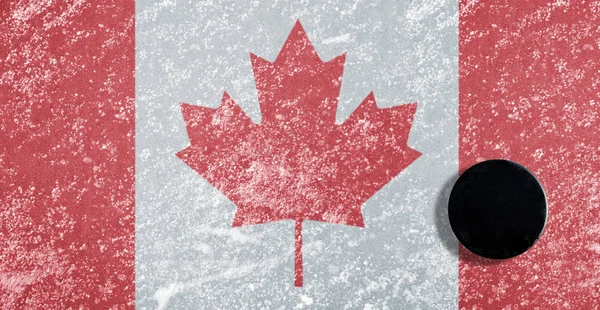 Disco da hockey nero sulla pista di ghiaccio — Foto Stock