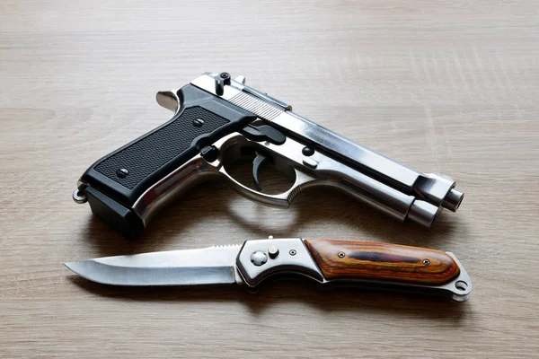 Stříbrná kovová pistole s nožem — Stock fotografie